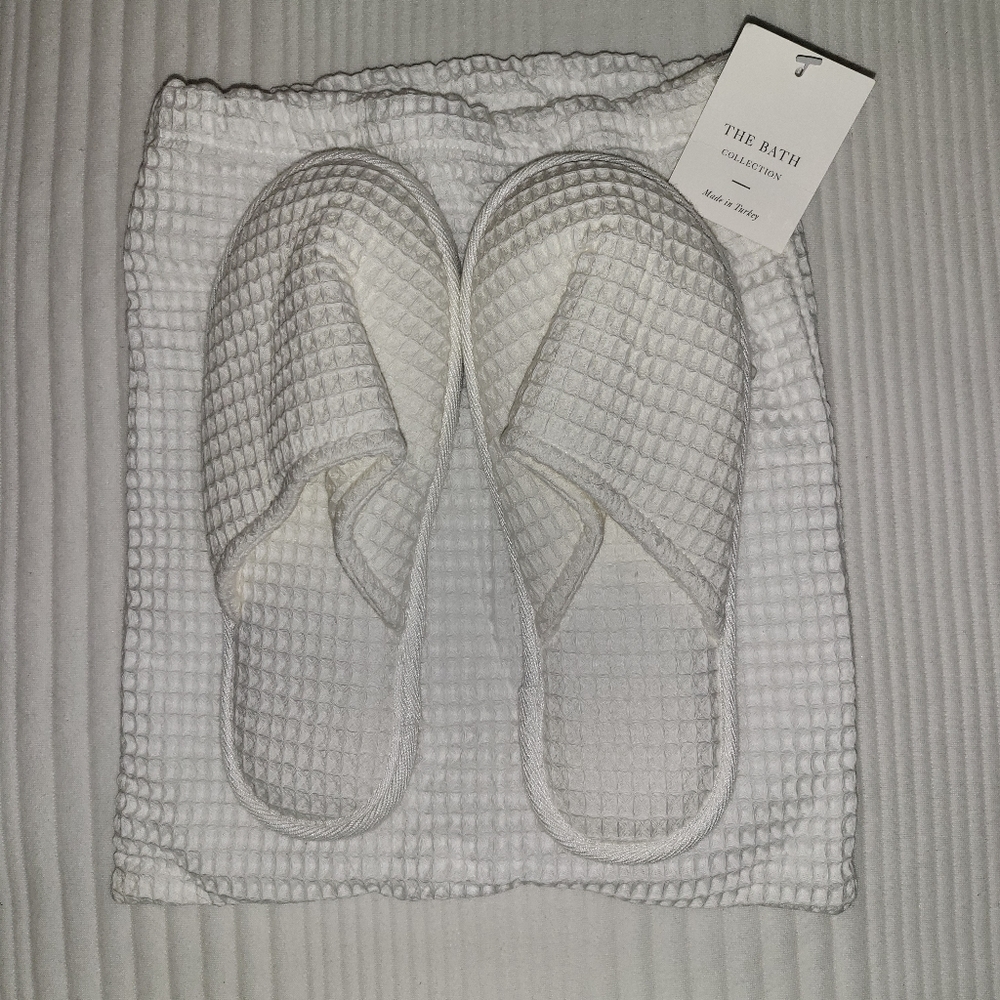 BNWT Saint Helena Spa Slippers - White - Small